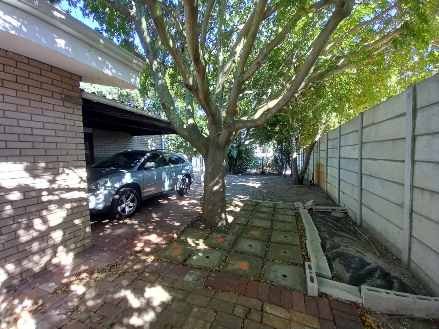 To Let 4 Bedroom Property for Rent in Rouxville Western Cape